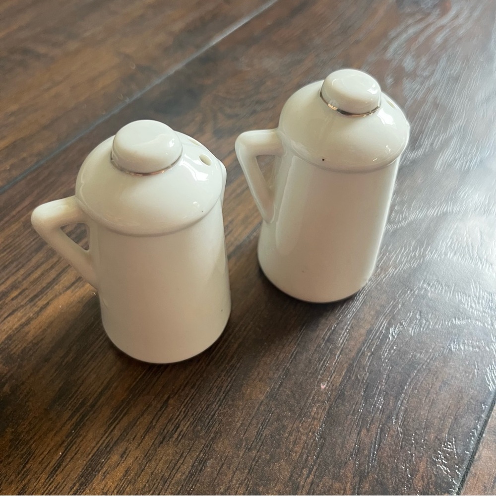 Vintage salt and pepper shaker set from Knott's Berry Farm - Picture 4 of 5